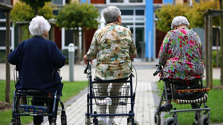 Drei ältere Menschen sitzen auf Rollatoren.jpeg       -  Wer im Alter in ein Pflegeheim zieht, muss einiges beachten.