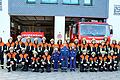Die Feuerwehr Untermerzbach mit drei Jugendlichen im Jahr ihres 150-jährigen Bestehens von dem Feuerwehrgerätehaus. 1. Kommandant und Kreisbrandmeister Ralph Morgenroth (links) und Feuerwehrreferentin im Gemeinderat, Sandra Schramm (kniend 4. von rechts).