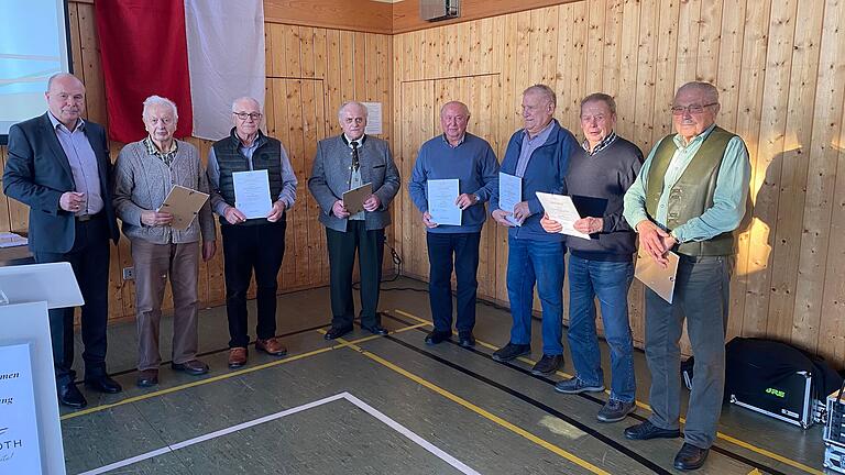 Mehrere Feldgeschworene wurden für 20 und 50 Jahre aktiven Dienst geehrt.