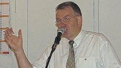 „Zum Ersten, zum Zweiten und zuuum.... Dritten!“ Klaus Emmerling sorgte als Versteigerer für Heiterkeit im Publikum.FOTO Oschmann „Zum Ersten, zum Zweiten und zuuum.... Dritten!“ Klaus Emmerling sorgte als Versteigerer für Heiterkeit im Publikum.FOTO Oschmann