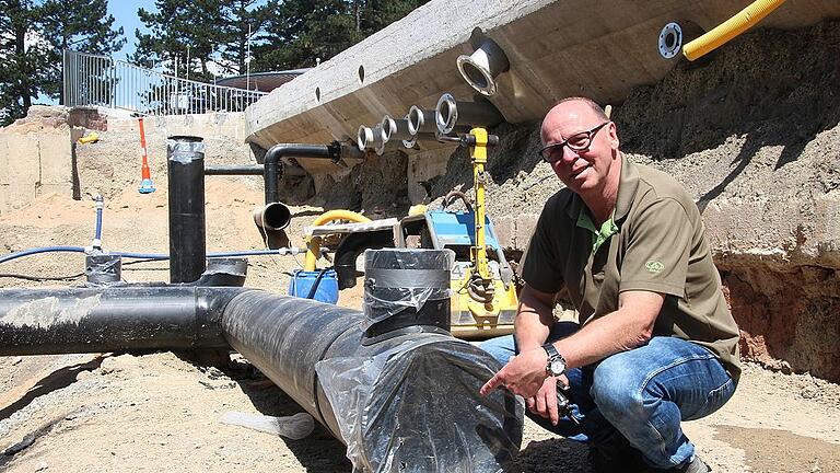 kg-lbo-tsb-bau (9) - So sah es vor gut einem Monat auf der Baustelle im Terrassenschwimmbad aus. Betriebsleiter Roland Bühner zeigt die Hauptversorgungsleitung für das Wasser, das aus dem Nichtschwimmerbecken geleitet wird. kg-lbo-tsb-bau (9) - So sah es vor gut einem Monat auf der Baustelle im Terrassenschwimmbad aus. Betriebsleiter Roland Bühner zeigt die Hauptversorgungsleitung für das Wasser, das aus dem Nichtschwimmerbecken geleitet wird.