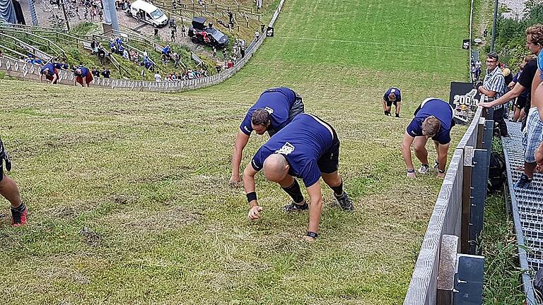 Auf allen Vieren geht's hinauf, wo im Winter die Skispringer hinunterfliegen und landen.
