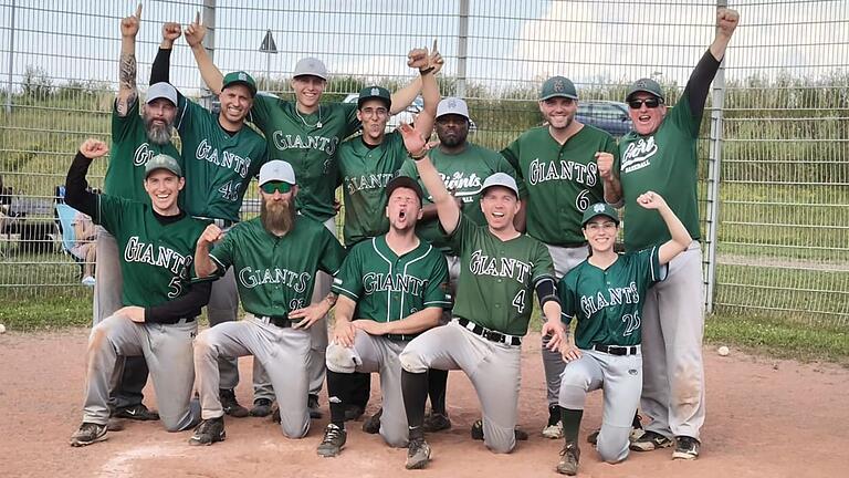 Die Schweinfurts Giants sind Meister der Landesliga Nord. Hinten von links: Head Coach John MacDonald Jr., Fernando Perez Lazcano, Paul Czarnietzki, Ronald Fernandez Rodriguez, Sidney Harris Jr., Adrian Scheller, Asst. Coach Frank Czarnietzki.
Vorne von links: Matthias Albert, Pete Elsen, Ivan Gretschanovski, Markus Mothes, Johanna Klos. Die Schweinfurts Giants sind Meister der Landesliga Nord. Hinten von links: Head Coach John MacDonald Jr., Fernando Perez Lazcano, Paul Czarnietzki, Ronald Fernandez Rodriguez, Sidney Harris Jr., Adrian Scheller, Asst. Coach Frank Czarnietzki.
Vorne von links: Matthias Albert, Pete Elsen, Ivan Gretschanovski, Markus Mothes, Johanna Klos.
