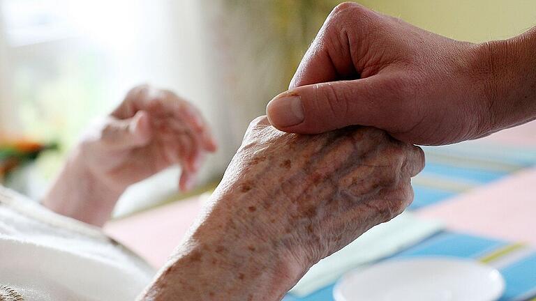 Familienpflegezeit       -  Wenn Vater, Mutter oder Ehepartner pflegebedürftig werden, verändert sich das Leben der Angehörigen oft komplett: Neben der Pflege bleibt oft nicht viel Anderes. Nun sollen es die Betroffenen zumindest etwas leichter haben. Symbol