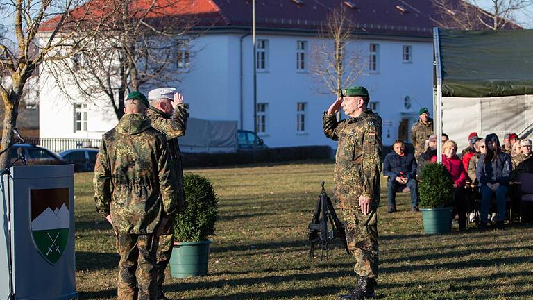 In diesem Moment erhält Oberstleutnant Mario Cremer (rechts) das Kommando über den Stab des Ausbildungszentrums Infanterie. Foto: Bundeswehr/Alena Schleicher - In diesem Moment erhält Oberstleutnant Mario Cremer (rechts) das Kommando über den Stab des Ausbildungszentrums Infanterie. Foto: Bundeswehr/Alena Schleicher In diesem Moment erhält Oberstleutnant Mario Cremer (rechts) das Kommando über den Stab des Ausbildungszentrums Infanterie. Foto: Bundeswehr/Alena Schleicher - In diesem Moment erhält Oberstleutnant Mario Cremer (rechts) das Kommando über den Stab des Ausbildungszentrums Infanterie. Foto: Bundeswehr/Alena Schleicher