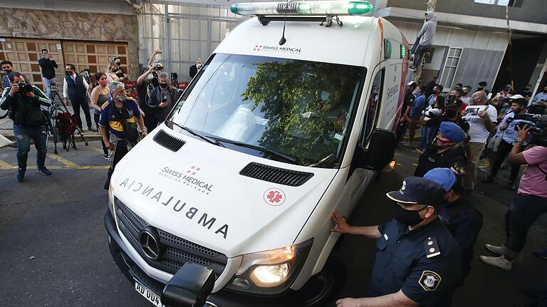 Pressevertreter umlagern am 11. November 2020 einen Krankenwagen, in dem mutmaßlich die Fußball-Legende Diego Maradona transportiert wird. Gut eine Woche nach der Operation wegen einer Hirnblutung war der frühere Starfußballer aus dem Krankenhaus entlassen worden. Jetzt starb er an einem Herzinfarkt. Pressevertreter umlagern am 11. November 2020 einen Krankenwagen, in dem mutmaßlich die Fußball-Legende Diego Maradona transportiert wird. Gut eine Woche nach der Operation wegen einer Hirnblutung war der frühere Starfußballer aus dem Krankenhaus entlassen worden. Jetzt starb er an einem Herzinfarkt. 