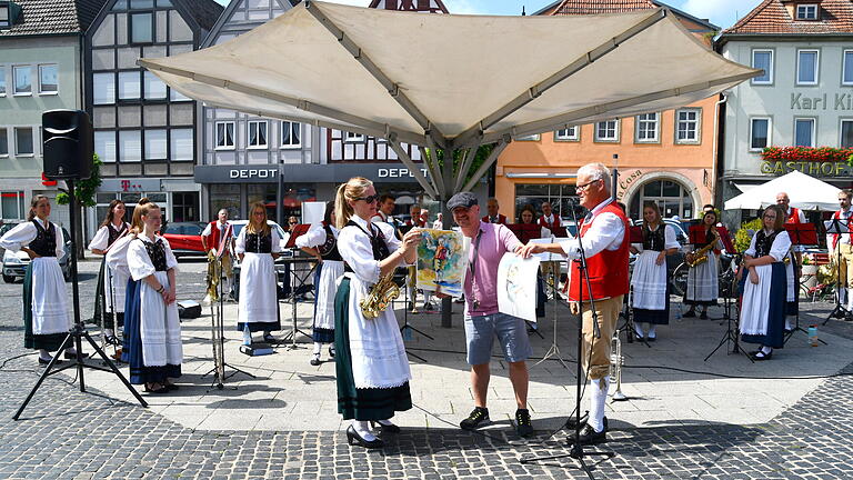 Christian Remchen überreichte sein Kunstwerke an die Musikkapelle Mühlbach.