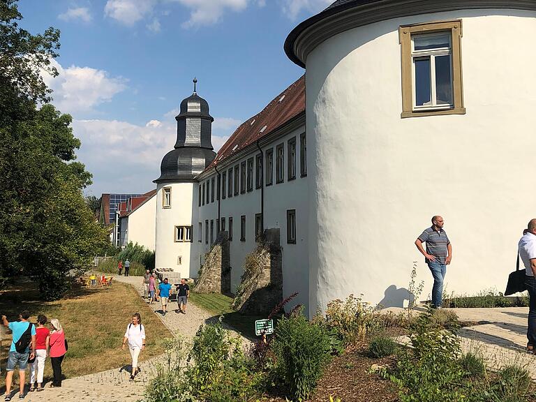 Interessante Einblicke ins Rottenbaurer Schloss bekamen die Teilnehmerinnen und Teilnehmer der CSU Ortsbegehung gezeigt. Interessante Einblicke ins Rottenbaurer Schloss bekamen die Teilnehmerinnen und Teilnehmer der CSU Ortsbegehung gezeigt.
