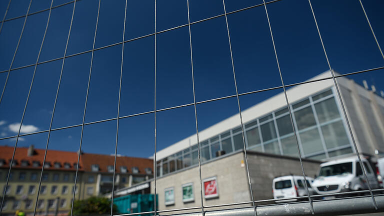 Ein Bauzaun umschließt seit Montag den Vorplatz des Mainfranken Theaters als erstes sichtbares Zeichen der jetzt beginnenden Sanierung. In den nächsten Jahren wird das Theater außerdem in seinem Bestand vergrößert. Foto: Daniel Peter Ein Bauzaun umschließt seit Montag den Vorplatz des Mainfranken Theaters als erstes sichtbares Zeichen der jetzt beginnenden Sanierung. In den nächsten Jahren wird das Theater außerdem in seinem Bestand vergrößert. Foto: Daniel Peter