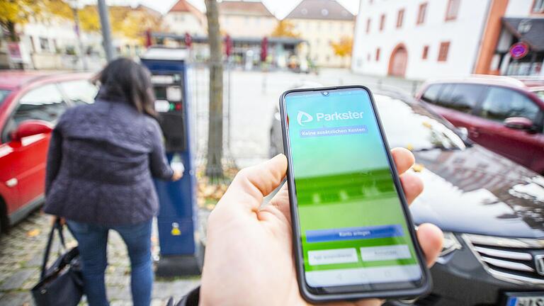 Parken wird in Haßfurt einfacher. Bald müssen Autofahrer nicht mehr ihr Parkticket am Automaten lösen, sonden können dies digital über die Pakster App auf ihrem Smartphone erledigen.