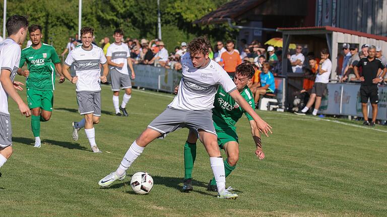Brachte Geesdorf in der Schlussphase mit dem 2:1 auf die Siegerstraße: Noah Vasilev , hier beim Bayernliga-Derby gegen den TSV Abtswind. Brachte Geesdorf in der Schlussphase mit dem 2:1 auf die Siegerstraße: Noah Vasilev , hier beim Bayernliga-Derby gegen den TSV Abtswind.