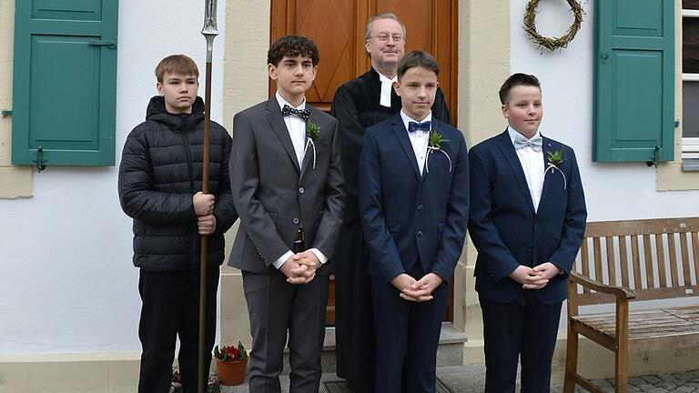Kreuzträger Tim Fröhlich, Felix Neubert, Pfarrer Martin Voß, Tim Stöckinger und Julius Wolf vor dem Pfarrhaus. Kreuzträger Tim Fröhlich, Felix Neubert, Pfarrer Martin Voß, Tim Stöckinger und Julius Wolf vor dem Pfarrhaus.