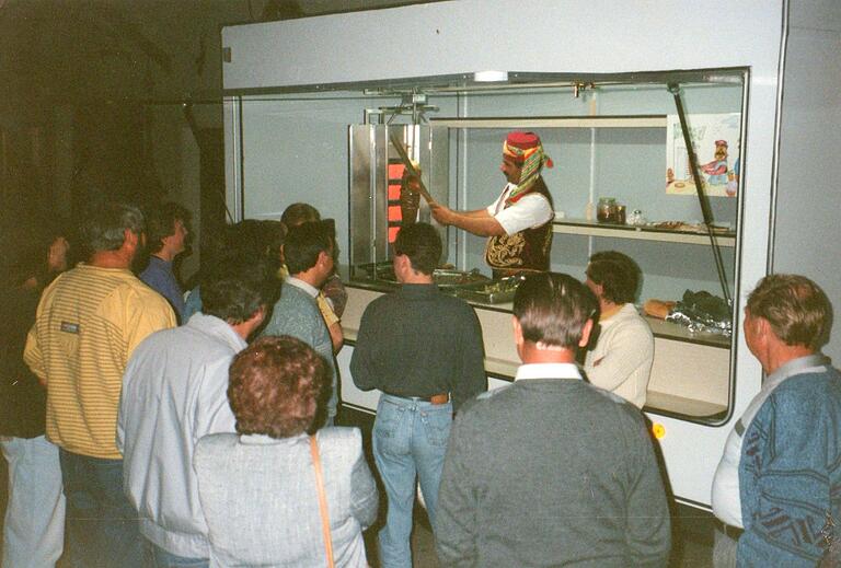 Coskun Cakir in den 90ern auf einer seiner ersten Laurenzi-Messen. Seitdem war er mit seinem Marktheidenfelder Dönergeschäft auf der Mess'. Coskun Cakir in den 90ern auf einer seiner ersten Laurenzi-Messen. Seitdem war er mit seinem Marktheidenfelder Dönergeschäft auf der Mess'. 