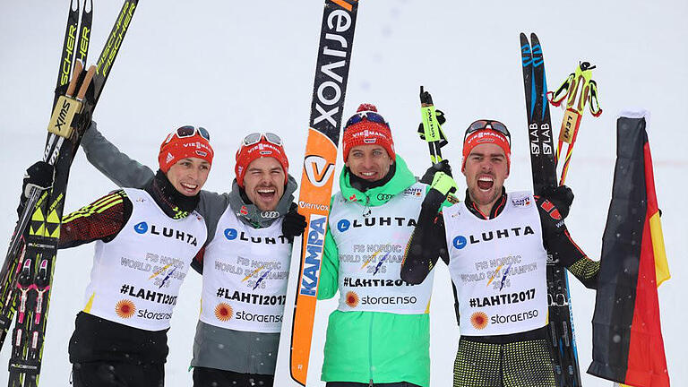 Überragend       -  Eric Frenzel, Fabian Riessle, Bjoern Kircheisen und Johannes Rydzek jubeln über den Sieg im Teamwettbewerb. Foto: Karl-Josef Hildenbrand