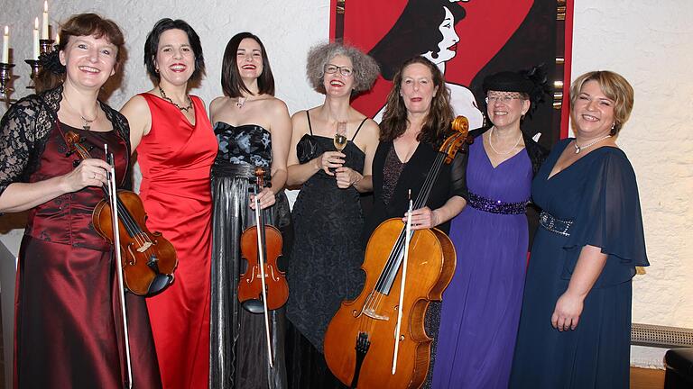 Lauter 'Bella Donnas' – von links: Zsuzsa Zsizsmann, Sopranistin Eva Bernard, Mascha Rajkovic, Katrin Triquart, Valerie Sattler, Gudrun Bähr und Anna Bálint. Lauter 'Bella Donnas' – von links: Zsuzsa Zsizsmann, Sopranistin Eva Bernard, Mascha Rajkovic, Katrin Triquart, Valerie Sattler, Gudrun Bähr und Anna Bálint.