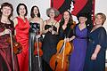 Lauter 'Bella Donnas' – von links: Zsuzsa Zsizsmann, Sopranistin Eva Bernard, Mascha Rajkovic, Katrin Triquart, Valerie Sattler, Gudrun Bähr und Anna Bálint.