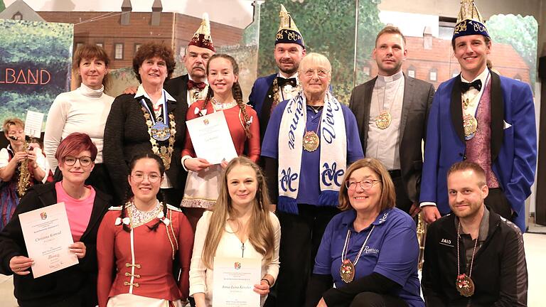 FVF-Vizepräsident Norbert Schober ehrte verdiente Aktive des VCC (vorne von links): Christina Konrad (BDK Treueabzeichen Bronze), Karolin Stricker (Gardemädchen), Anna-Lena Kessler (BDK Treueabzeichen Gold), Heike Weiss, Tobias Birk (beide FVF Verbandsorden, hinter Reihe: Katja Semineth (BDK Treueabzeichen Bronze), Conny Lyding (Clubpräsidentin), Norbert Schober (FVF), Lea Kunkel (BDK Treueabzeichen Silber), Manuel Seemann (Sitzungspräsident), Christine Kohlhepp (FVF Verbandsorden), Pfarrer Christian Nowak und  Johannes Zott  (FVF Verbandsorden).
