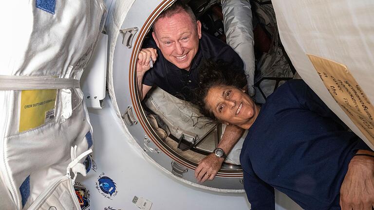 Nasa holt Astronauten erst 2025 zurück       -  Butch Wilmore (l) und Suni Williams bleiben noch ein paar Monate auf der Internationalen Raumstation.