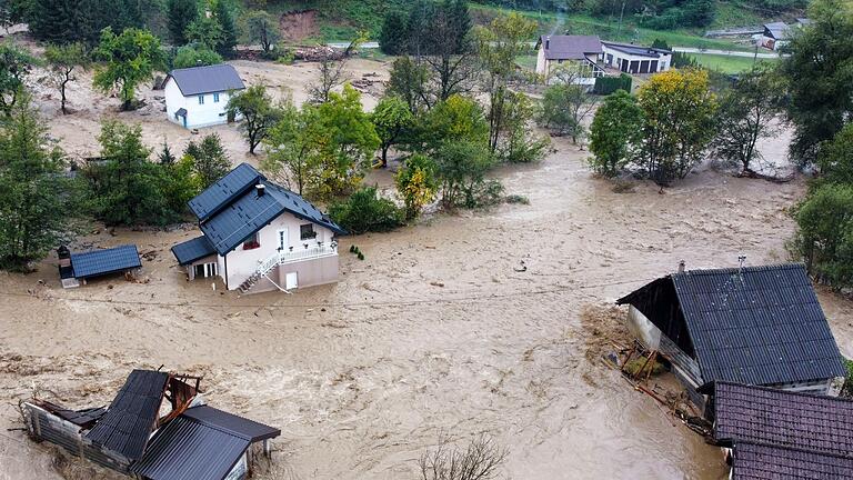 Hochwasser in Bosnien-Herzegowina - Bei Überschwemmungen und Erdrutschen in Bosnien-Herzegowina kamen mindestens 18 Menschen ums Leben (Foto aktuell). Hochwasser in Bosnien-Herzegowina - Bei Überschwemmungen und Erdrutschen in Bosnien-Herzegowina kamen mindestens 18 Menschen ums Leben (Foto aktuell).