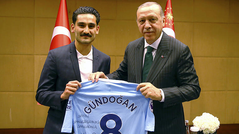 Erdogan - Tayyip Erdogan hält zusammen mit Fußballspieler Ilkay Gündogan vom englischen Premier League Verein Manchester City, ein Trikot von Gündogan. Erdogan - Tayyip Erdogan hält zusammen mit Fußballspieler Ilkay Gündogan vom englischen Premier League Verein Manchester City, ein Trikot von Gündogan.