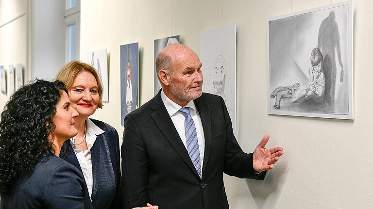 Carmen Schiller (links) und die Bundesvorsitzende von Terre des Femmes, Christa Stolle (Mitte), führten die Besucher durch die Ausstellung im Landratsamt. Landrat Eberhard Nuß zeigte sich beeindruckt.&nbsp;