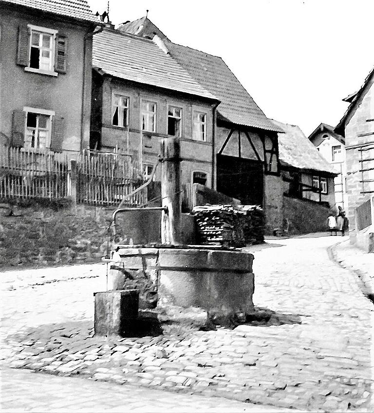 In dem Haus hinter dem Brunnen wohnten die Großeltern von Pfarrer Fritz Seitz. In dem Haus hinter dem Brunnen wohnten die Großeltern von Pfarrer Fritz Seitz.