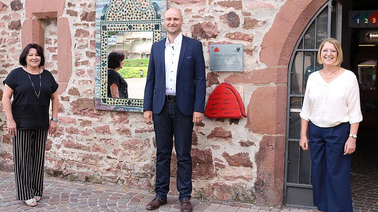 Dritte Bürgermeisterin Ruth Steger (rechts) hat Jürgen Goldbach als neuen Leiter der Lohrer Touristinformation vorgestellt. Er wird Nachfolger der langjährigen Amtsinhaberin Barbara Herrmann.