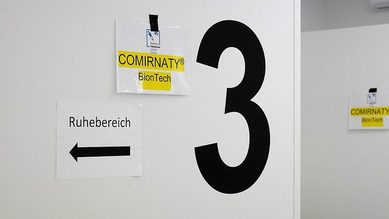 Die Impfkabinen im Impfzentrum Kitzingen sind nach Vakzinherstellern aufgeteilt. Am häufigsten wird der Impfstoff von Biontech nachgefragt. Die Impfkabinen im Impfzentrum Kitzingen sind nach Vakzinherstellern aufgeteilt. Am häufigsten wird der Impfstoff von Biontech nachgefragt.