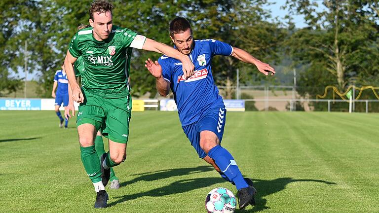 Kapitän Michael Herrmann (links) vom TSV Abtswind im Duell mit Manuel Leicht vom TSV Großbardorf: Die Abtswinder starten nach der Winterpause in der Fußball-Bayernliga von Platz neun aus in die restlichen Runde, die Großbardorfer stehen einen Platz dahinter. Kapitän Michael Herrmann (links) vom TSV Abtswind im Duell mit Manuel Leicht vom TSV Großbardorf: Die Abtswinder starten nach der Winterpause in der Fußball-Bayernliga von Platz neun aus in die restlichen Runde, die Großbardorfer stehen einen Platz dahinter.