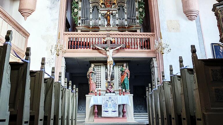 Die Stadtkirche St. Michael, die in der Kirchenburg liegt, gab am Tag des offenen Denkmals einige ihrer Geheimnisse preis. Unter anderem konnte der Kirchturm und die interessante Dachkonstruktion in Augenschein genommen werden. Die Stadtkirche St. Michael, die in der Kirchenburg liegt, gab am Tag des offenen Denkmals einige ihrer Geheimnisse preis. Unter anderem konnte der Kirchturm und die interessante Dachkonstruktion in Augenschein genommen werden.