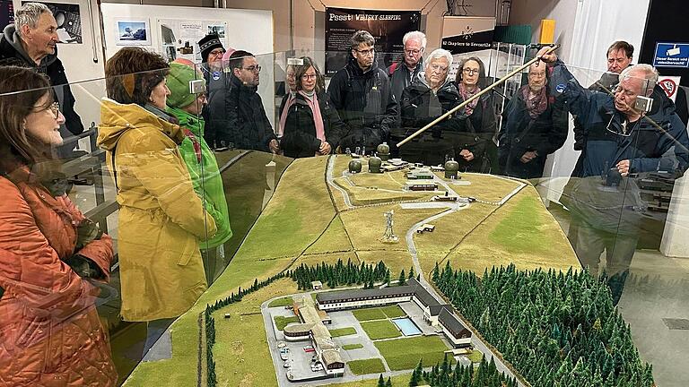Im Radom-Museum erläuterte der Zeitzeuge Norbert Demel, einst selbst für einige Jahrzehnte Soldat in der Kasernenanlage auf der Wasserkuppe, anhand eines Dioramas das ehemalige Kasernengelände mit seiner militärhistorischen Geschichte der Wasserkuppe. Im sogenannten Groenhoff Areal, benannt nach einem im Jahr 1932 tödlich verunglückten Segelflugpionier, betrieb auch der Deutsche Wetterdienst (DWD) viele Jahrzehnte lang eine Wetterstation. Im Radom-Museum erläuterte der Zeitzeuge Norbert Demel, einst selbst für einige Jahrzehnte Soldat in der Kasernenanlage auf der Wasserkuppe, anhand eines Dioramas das ehemalige Kasernengelände mit seiner militärhistorischen Geschichte der Wasserkuppe. Im sogenannten Groenhoff Areal, benannt nach einem im Jahr 1932 tödlich verunglückten Segelflugpionier, betrieb auch der Deutsche Wetterdienst (DWD) viele Jahrzehnte lang eine Wetterstation.