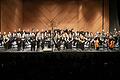 Das große symphonische Blasorchester, durch ein Klavier und fünf Streicher unterstützt, im größten Saal des CCW