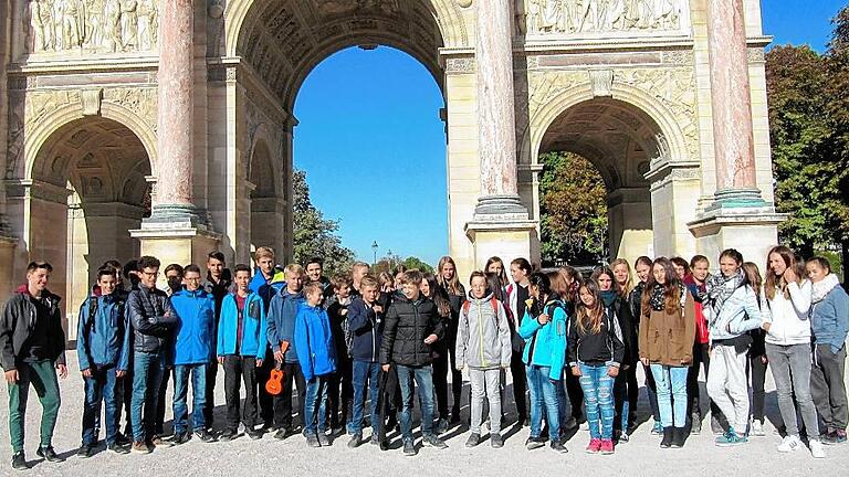 Die Schülergruppe des Bad Neustädter Rhön-Gymnasiums vor dem Arc de Triomphe beim ersten Zwischenstopp in Paris.