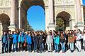 Die Schülergruppe des Bad Neustädter Rhön-Gymnasiums vor dem Arc de Triomphe beim ersten Zwischenstopp in Paris.