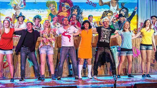 Die Gruppe „Theres singt und lacht“ präsentierte berühmte Strandpartylieder. Die Gruppe „Theres singt und lacht“ präsentierte berühmte Strandpartylieder.