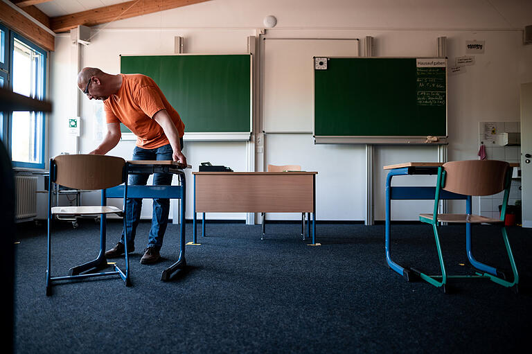 Hausmeister bei Abstandsmessung: Bevor die Masse der Schüler zum Unterricht zurückkehrt, wird in den Schulen an Sicherheitskonzepten gearbeitet. Wieviel Platz muss zwischen den Schultischen sein? Hausmeister bei Abstandsmessung: Bevor die Masse der Schüler zum Unterricht zurückkehrt, wird in den Schulen an Sicherheitskonzepten gearbeitet. Wieviel Platz muss zwischen den Schultischen sein?