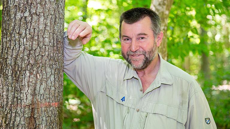 Förster Wolfgang Graf erklärt Kindern im Erlebniszentrum Gramschatzer Wald, was im Wald los ist. Förster Wolfgang Graf erklärt Kindern im Erlebniszentrum Gramschatzer Wald, was im Wald los ist. 