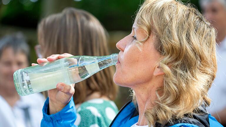 Beim Besuch im Steigerwald 2023 trank sie aus der Glasflasche mit Schraubdeckel: Bundesumweltministerin Steffi Lemke. In ihr Ressort fällt die EU-Verordnung, wonach Plastikdeckel fest an Plastikflaschen angebracht sein müssen. Beim Besuch im Steigerwald 2023 trank sie aus der Glasflasche mit Schraubdeckel: Bundesumweltministerin Steffi Lemke. In ihr Ressort fällt die EU-Verordnung, wonach Plastikdeckel fest an Plastikflaschen angebracht sein müssen. 