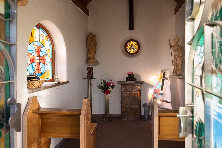 Die kleine Weinbergskapelle lädt zum Verweilen ein. Erbaut ist sie von den Winzern der Umgebung von Gössenheim. Die kleine Weinbergskapelle lädt zum Verweilen ein. Erbaut ist sie von den Winzern der Umgebung von Gössenheim.