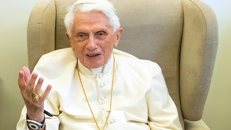Für den emeritierten Papst Benedikt XVI. sind die 68er Jahre eine Ursache für den sexuellen Missbrauch von Kindern in der katholischen Kirche. Für den emeritierten Papst Benedikt XVI. sind die 68er Jahre eine Ursache für den sexuellen Missbrauch von Kindern in der katholischen Kirche. 