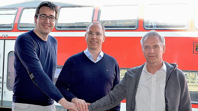 Die Vollständigkeit der Lizenzierungsunterlagen der Eltmanner Heitec Volleys bestätigt: VBL-Manager Daniel Sattler (Mitte) mit Eltmanns Manager Rolf Werner (rechts) und Heiko Großmann, Geschäftsführer der Cuadrum GmbH und Mitgesellschafter der neuen Spielbetriebs-GmbH. Die Vollständigkeit der Lizenzierungsunterlagen der Eltmanner Heitec Volleys bestätigt: VBL-Manager Daniel Sattler (Mitte) mit Eltmanns Manager Rolf Werner (rechts) und Heiko Großmann, Geschäftsführer der Cuadrum GmbH und Mitgesellschafter der neuen Spielbetriebs-GmbH.