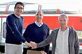 Die Vollständigkeit der Lizenzierungsunterlagen der Eltmanner Heitec Volleys bestätigt: VBL-Manager Daniel Sattler (Mitte) mit Eltmanns Manager Rolf Werner (rechts) und Heiko Großmann, Geschäftsführer der Cuadrum GmbH und Mitgesellschafter der neuen Spielbetriebs-GmbH.