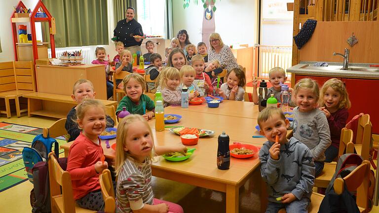 Leckere selbstgekochte Semmelknödel mit Soße sowie knackiges Gemüse mit verschiedenen Dips ließen sich die Kinder des Zeilitzheimer Kindergartens beim gemeinsamen Mittagessen schmecken. Anlässlich der Vorstellung des neuen Kochbuchs, welches die Verantwortlichen des Elternbeirats mit vielen Rezepten zusammengestellt hatten, war Köchin und Kindergarten-Mutter Bianca Behr in die Einrichtung gekommen, um mit den Kindern ein Gericht aus dem neuen Buch zuzubereiten.