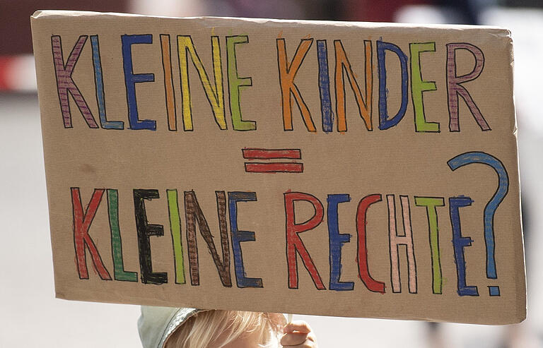 Besonders in Zeiten von Lockdown und Home-Schooling hatten es die Kinderechte oft schwer. Schon lange fordern Eltern, Kinder und der Kinderschutzbund auch bei Demonstrationen (Symbolbild) nicht nur die Einhaltung der Kinderrechte, sondern auch, dass diese ins Grundgesetz aufgenommen werden. Besonders in Zeiten von Lockdown und Home-Schooling hatten es die Kinderechte oft schwer. Schon lange fordern Eltern, Kinder und der Kinderschutzbund auch bei Demonstrationen (Symbolbild) nicht nur die Einhaltung der Kinderrechte, sondern auch, dass diese ins Grundgesetz aufgenommen werden.
