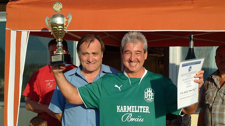 Immer im Sturm: Fußballer Bernhard Mosandl (rechts) bejubelt auf dem Archivfoto von 2008 im grünen Trikot die Kreismeisterschaft der Senioren-B&nbsp; des VfL Bad Neustadt in Hohenroth (Lkr. Rhön-Grabfeld).&nbsp;