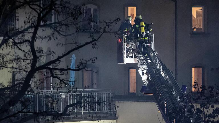 Einsatz der Kitzinger Feuerwehr in der Silvesternacht: Auf dem Balkon eines Mehrfamilienhauses am Mainkai in Kitzingen gerieten Gegenstände in Brand.