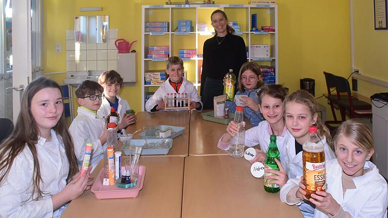Im Laborraum bereiteten sich Nina, Maja, Lea, Ada, Hannes, Lasse, Quirin und Paulina zusammen mit ihrer Rektorin Verena Habermeier auf den Wettbewerb 'Jugend forscht' vor.