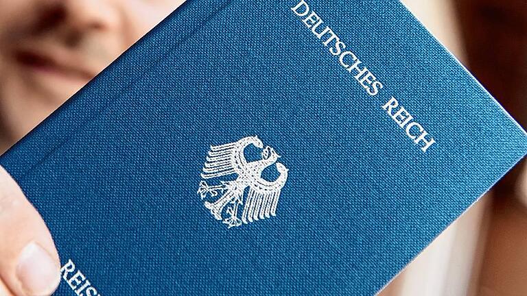 «Reichsbürger» Reisepass       -  Dieser Reisepass des &bdquo;Deutschen Reichs&ldquo; ist selbstverständlich nicht gültig. Den Reichsbürgern ist das egal. Sie glauben, die BRD existiere nicht.