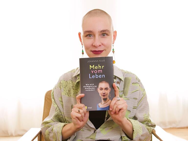 Johanna Klug mit ihrem gerade erschienenen Buch. Johanna Klug mit ihrem gerade erschienenen Buch.