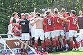 Ausgelassen feiern die Spieler und Fans des SV Birkenfeld auf dem Sportgelände in Mechenhard das Erreichen der zweiten Relegationsrunde.